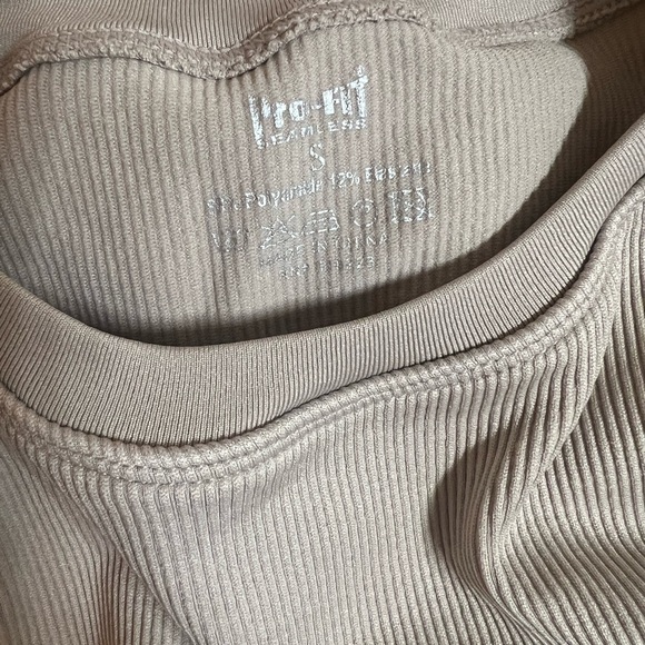 Pro-Fit Seamless Ribbed Padded Crop Top - Picture 3 of 5